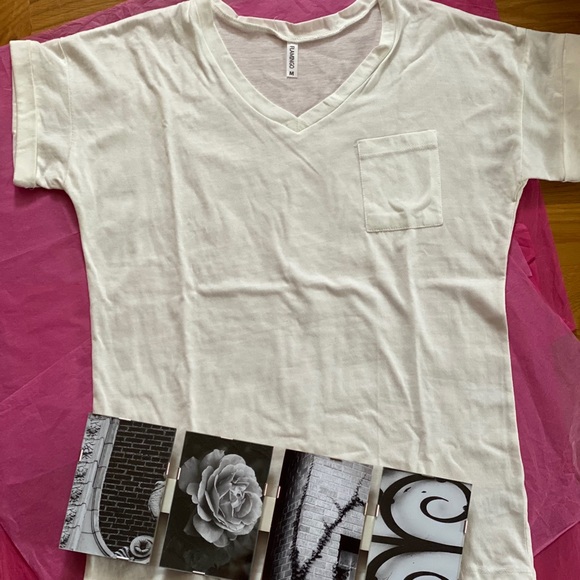 ❤️SHORT SLEEVE V-NECK TEE❤️ - Picture 2 of 7